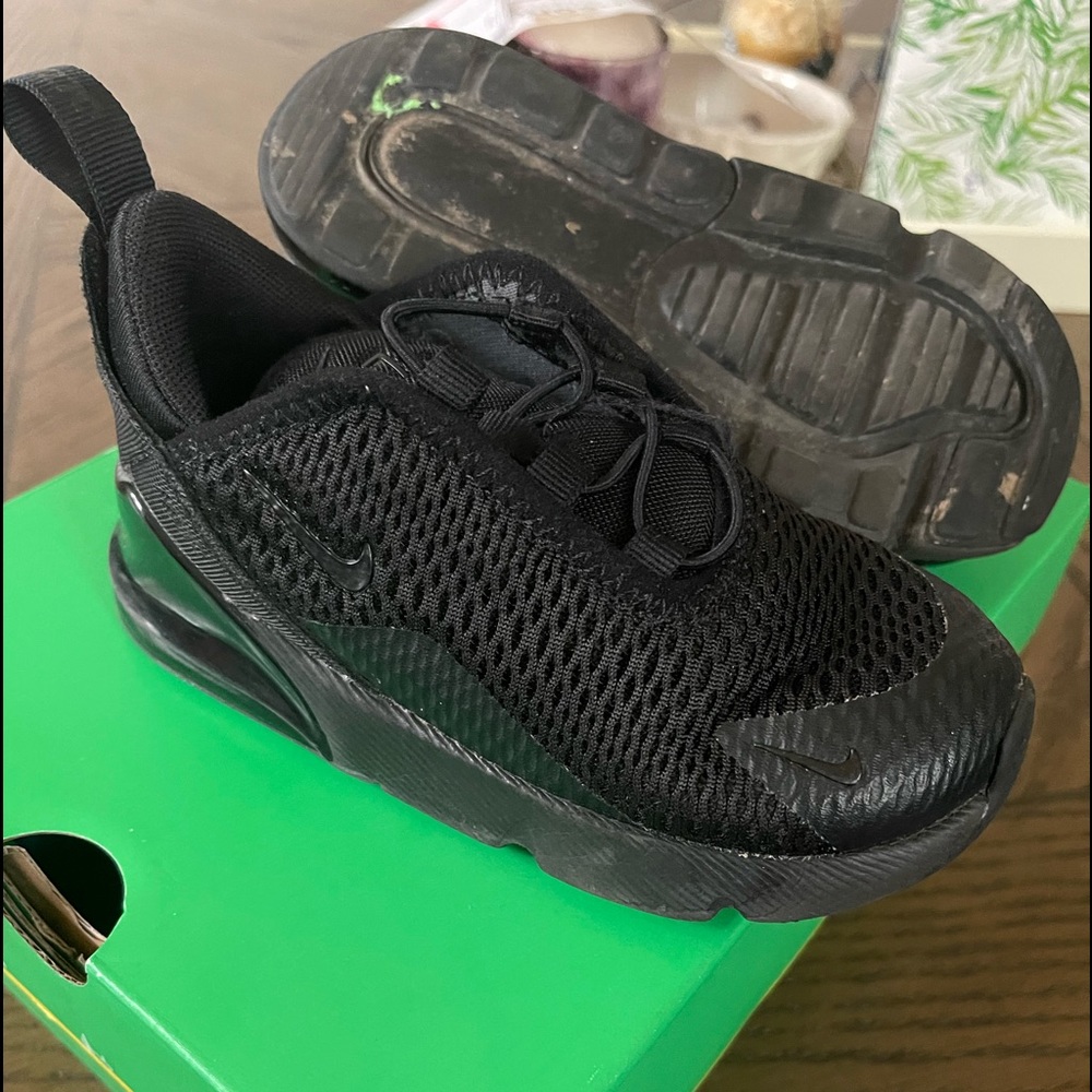 Toddler Mike black sneaker.